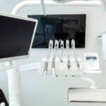 Clínica odontológica moderna en España con tecnología digital avanzada