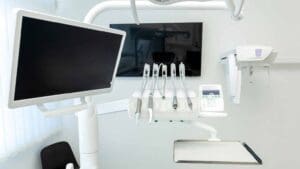 Clínica odontológica moderna en España con tecnología digital avanzada