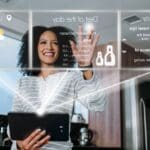 Pequeña empresa aplicando inteligencia artificial para automatizar procesos y mejorar su productividad