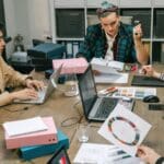 Equipo creativo diseñando una estrategia publicitaria con impacto social para marcas con propósito.