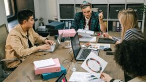 Equipo creativo diseñando una estrategia publicitaria con impacto social para marcas con propósito.