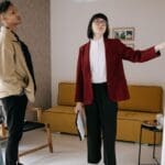 Joven estudiante eligiendo residencia universitaria para su primer año académico