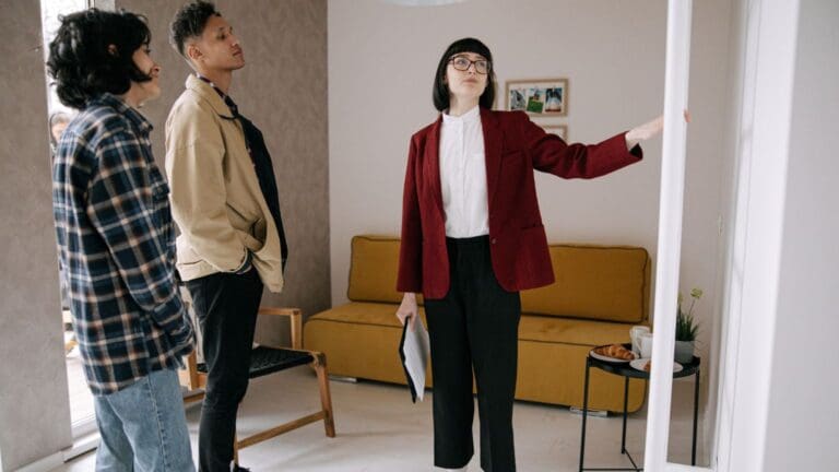 Joven estudiante eligiendo residencia universitaria para su primer año académico