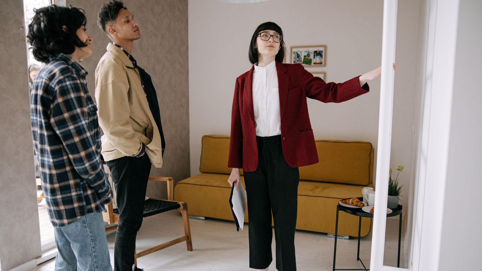 Joven estudiante eligiendo residencia universitaria para su primer año académico