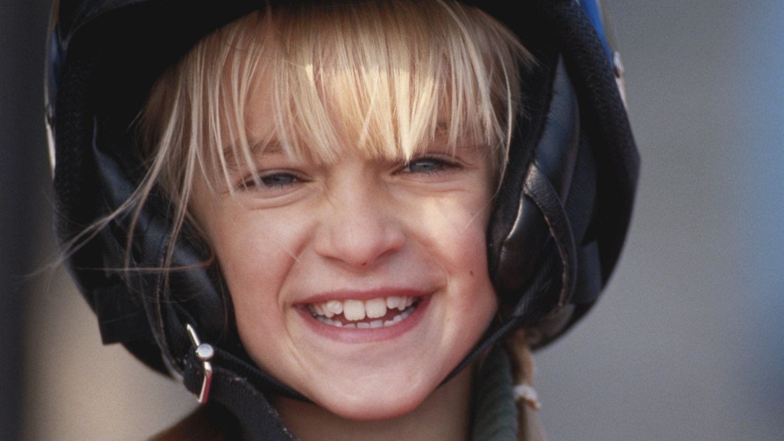 Niño con casco de moto infantil homologado viajando seguro como pasajero