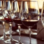 Cata de vinos para principiantes en casa con copas y botella sobre mesa sencilla