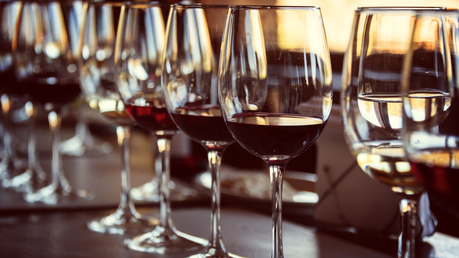 Cata de vinos para principiantes en casa con copas y botella sobre mesa sencilla