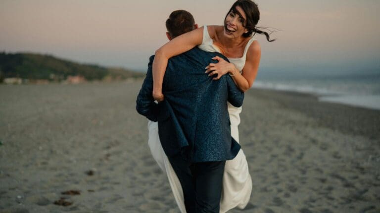 Pareja de recién casados en exterior captada de forma natural para vídeo de boda cinematográfico