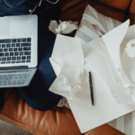 Guionistas emergentes desarrollando nuevas historias audiovisuales.