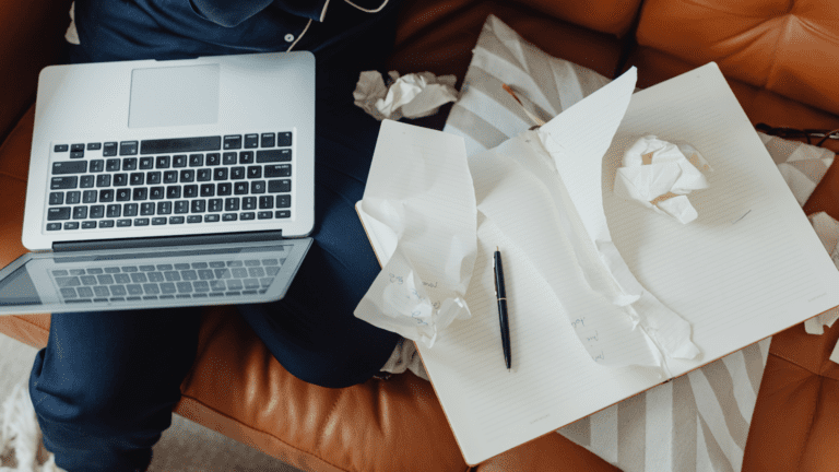 Guionistas emergentes desarrollando nuevas historias audiovisuales.