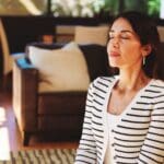 Mujer segura de sí misma visualizando su éxito con técnicas de PNL y desarrollo personal.