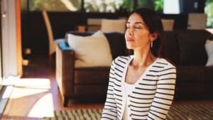 Mujer segura de sí misma visualizando su éxito con técnicas de PNL y desarrollo personal.