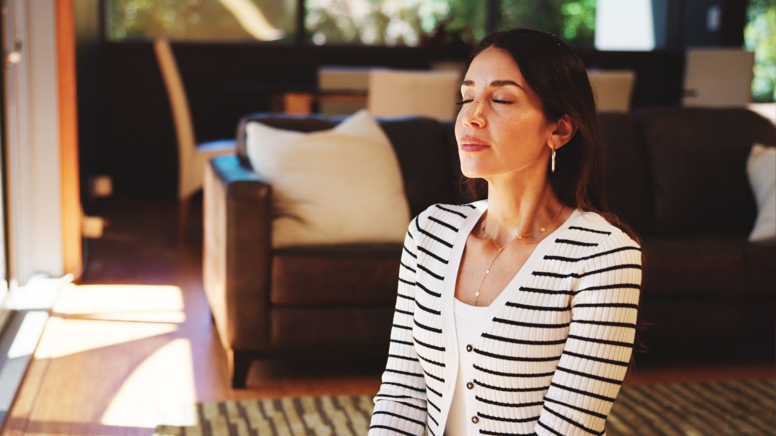 Mujer segura de sí misma visualizando su éxito con técnicas de PNL y desarrollo personal.