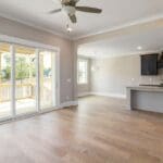 Salón moderno y ordenado preparado para la venta de vivienda