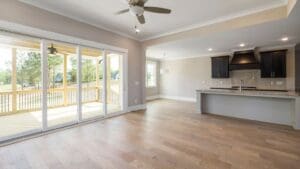 Salón moderno y ordenado preparado para la venta de vivienda