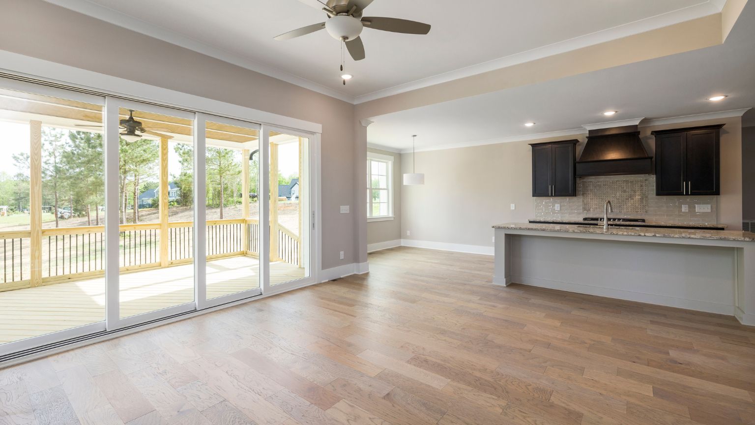 Salón moderno y ordenado preparado para la venta de vivienda