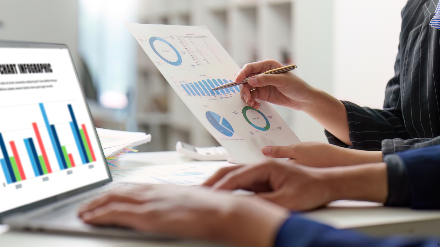 Consultoría estratégica o improvisación en negocios