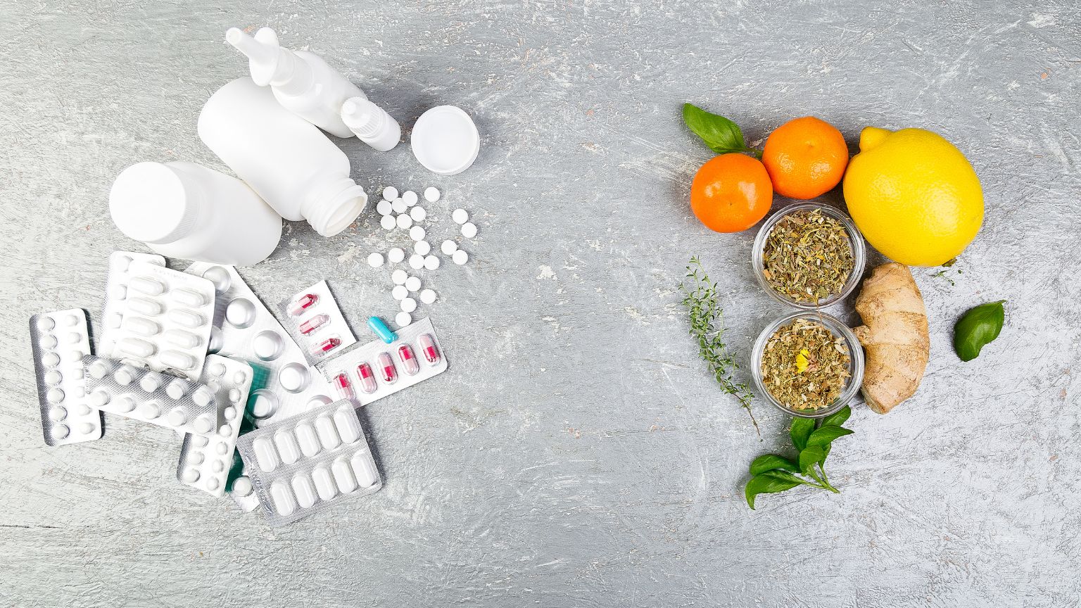 Imagen conceptual que representa la diferencia entre medicina homeopática y medicina convencional, mostrando el contraste entre tratamientos naturales y fármacos.