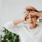 La terapia emocional online ha ampliado el acceso a la salud mental. Permite realizar sesiones desde entornos conocidos. Esto reduce el estrés inicial.