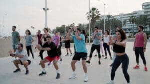 Personas entrenando al aire libre en un parque o zona cercana a la playa en Málaga, como alternativa al gimnasio tradicional.