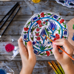 El arte de los platos pintados a mano que embellecen tu mesa