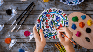 El arte de los platos pintados a mano que embellecen tu mesa