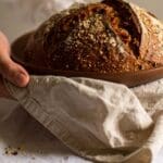 Pan de masa madre artesanal sobre mesa rústica ideal para dieta con índice glucémico bajo