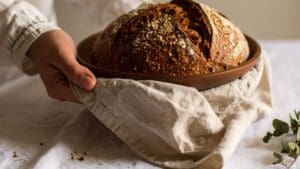 Pan de masa madre artesanal sobre mesa rústica ideal para dieta con índice glucémico bajo