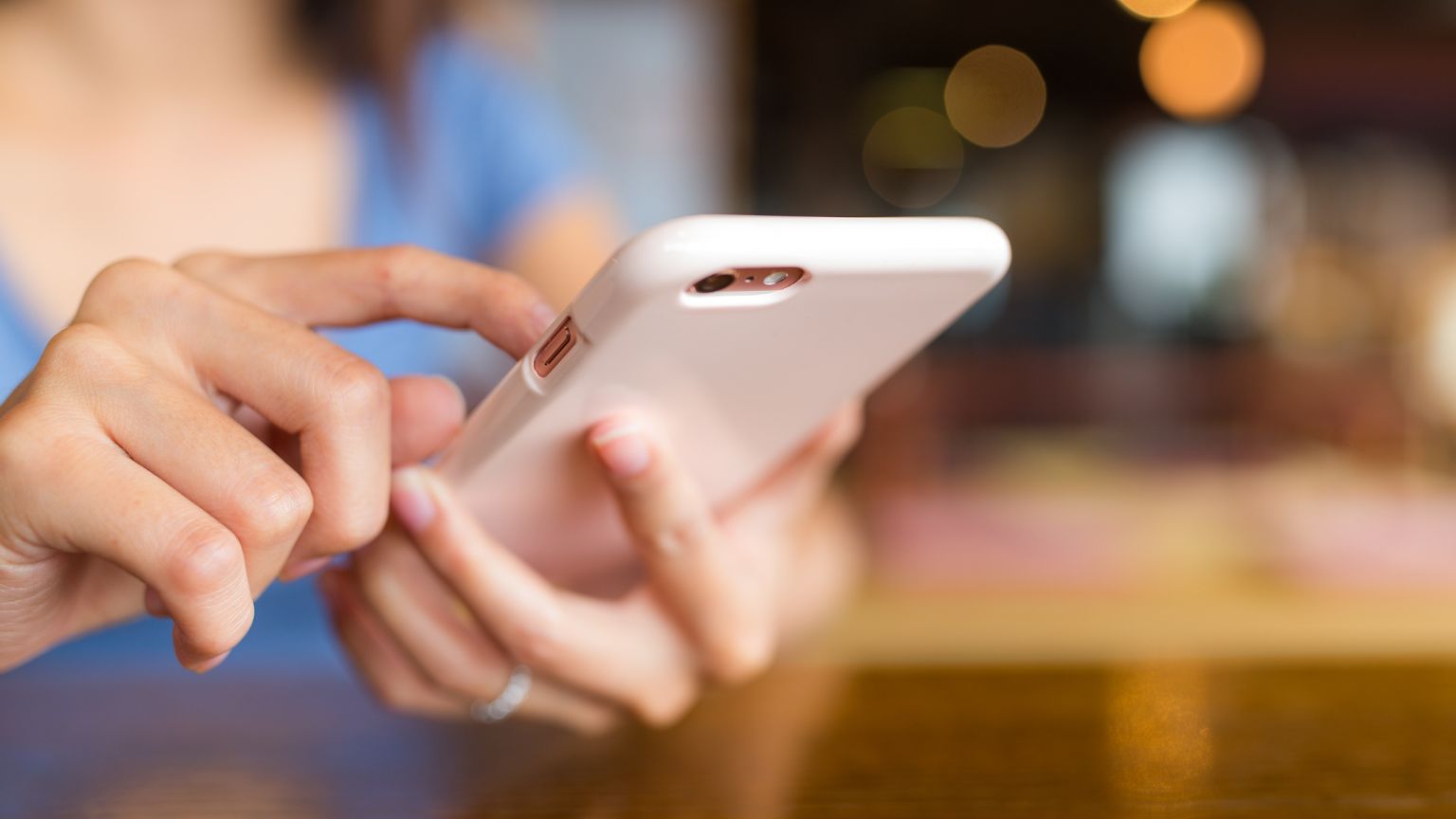 Persona enviando dinero desde su móvil con una app financiera digital