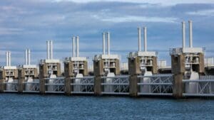 Estudio de ingeniería hidráulica para prevenir inundaciones urbanas por lluvias intensas en entornos urbanos modernos