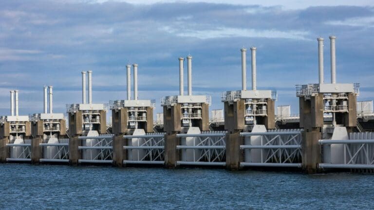 Estudio de ingeniería hidráulica para prevenir inundaciones urbanas por lluvias intensas en entornos urbanos modernos