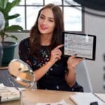 Emprendedora trabajando en su estrategia de marketing digital para hacer crecer una pequeña empresa