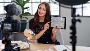 Emprendedora trabajando en su estrategia de marketing digital para hacer crecer una pequeña empresa