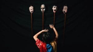 Escena de una función de teatro en vivo en España con actores interpretando sobre un escenario iluminado ante el público