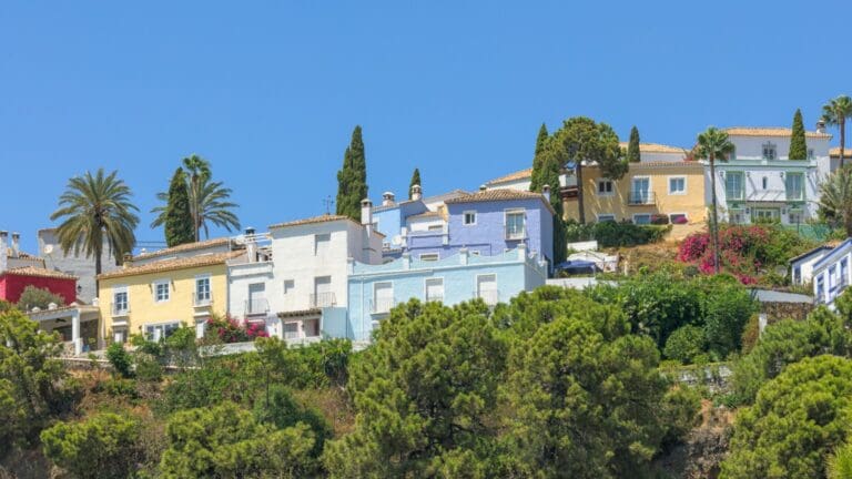 Alojamiento vacacional en Marbella con vistas al mar, ideal para reservar villas o apartamentos turísticos en la Costa del Sol