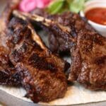 Cocina aragonesa tradicional con platos caseros y productos locales servidos en restaurante rústico