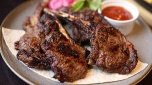 Cocina aragonesa tradicional con platos caseros y productos locales servidos en restaurante rústico