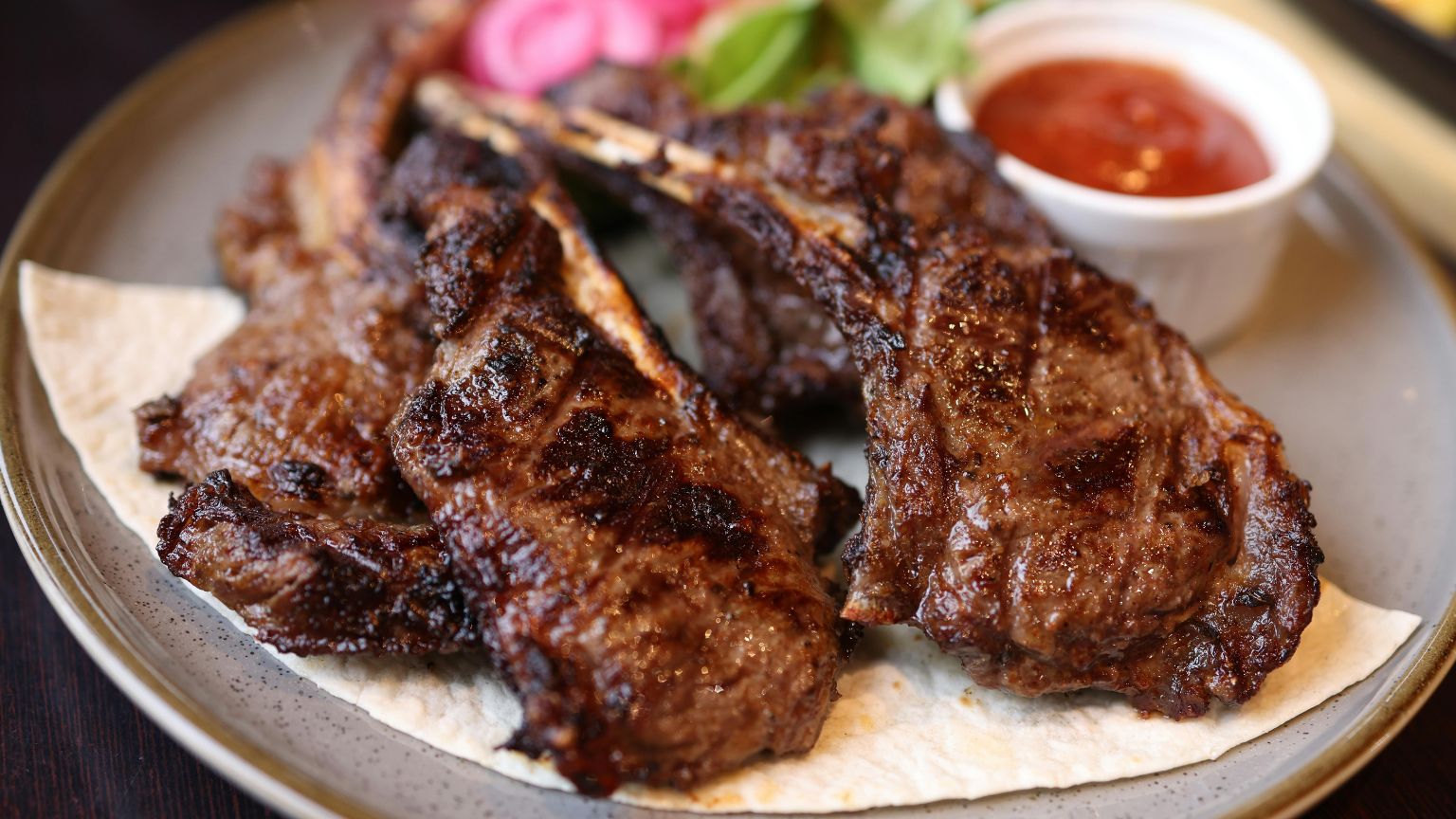 Cocina aragonesa tradicional con platos caseros y productos locales servidos en restaurante rústico