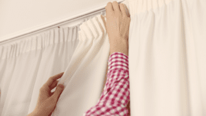 Arreglos de ropa de hogar en cortinas y textiles interiores.