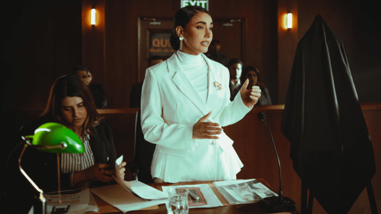 Artista protegido legalmente por una consultoría jurídica para artistas.