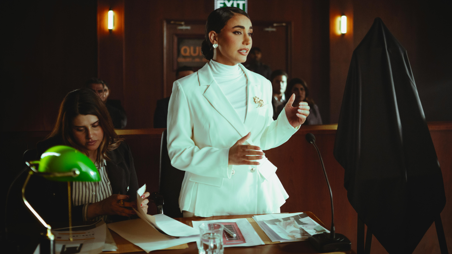 Artista protegido legalmente por una consultoría jurídica para artistas.