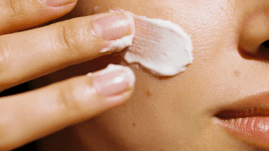 Productos especializados de dermocosmética oncológica para piel agredida.