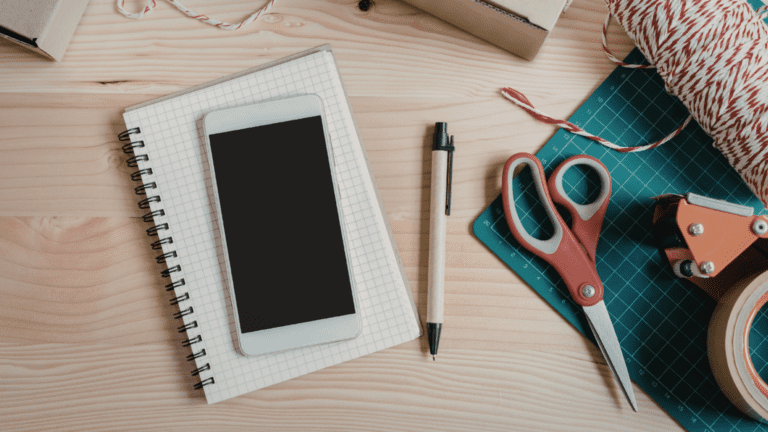 Escritorio con materiales de papelería sostenibles listos para crear.