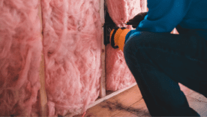 Ventana con contra ventanas de aluminio para protección y confort térmico.