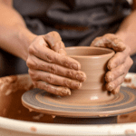 Cerámica tradicional hecha a mano en un taller artesanal.