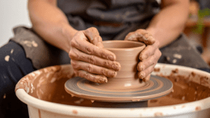 Cerámica tradicional hecha a mano en un taller artesanal.