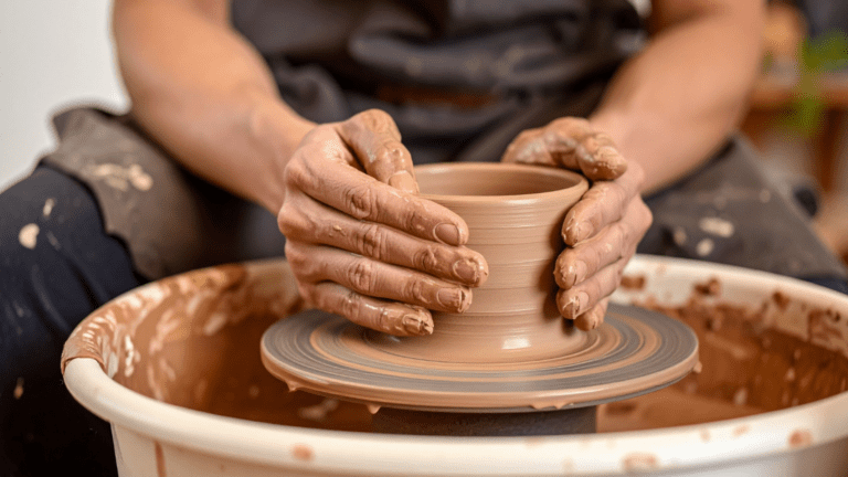 Cerámica tradicional hecha a mano en un taller artesanal.
