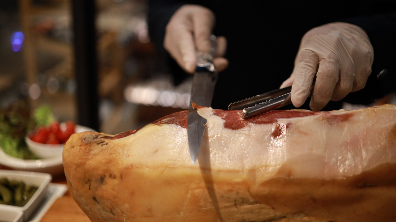 Paleta de bellota 100 ibérica en tabla con cuchillo jamonero.