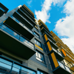 Proyectos residenciales modernos integrados en el entorno urbano.