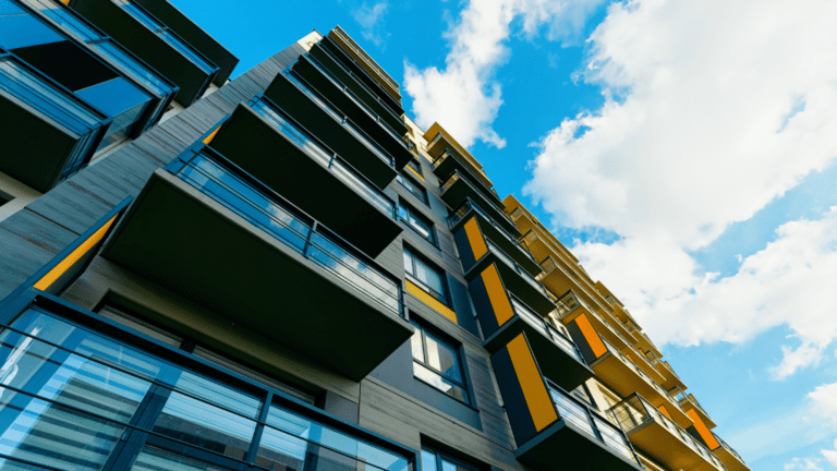 Proyectos residenciales modernos integrados en el entorno urbano.